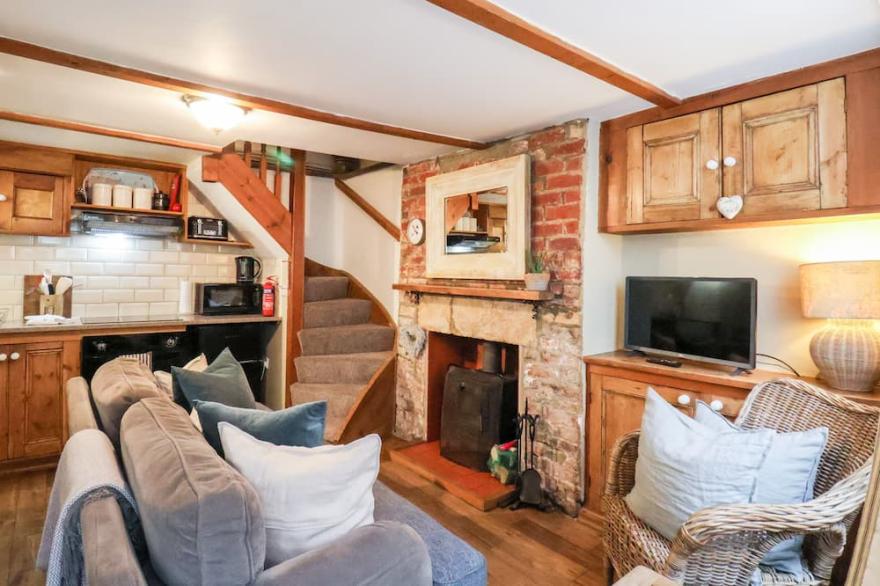 DELFT COTTAGE, pet friendly, with open fire in Robin Hood’s Bay