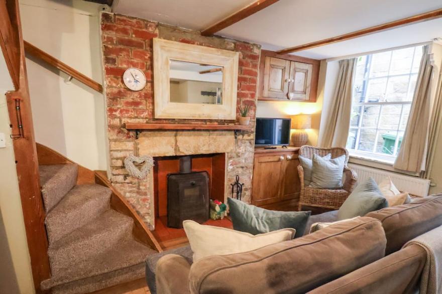 DELFT COTTAGE, pet friendly, with open fire in Robin Hood’s Bay
