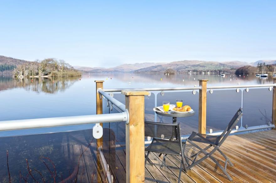 LODGE ON THE LAKE, romantic in Bowness-On-Windermere