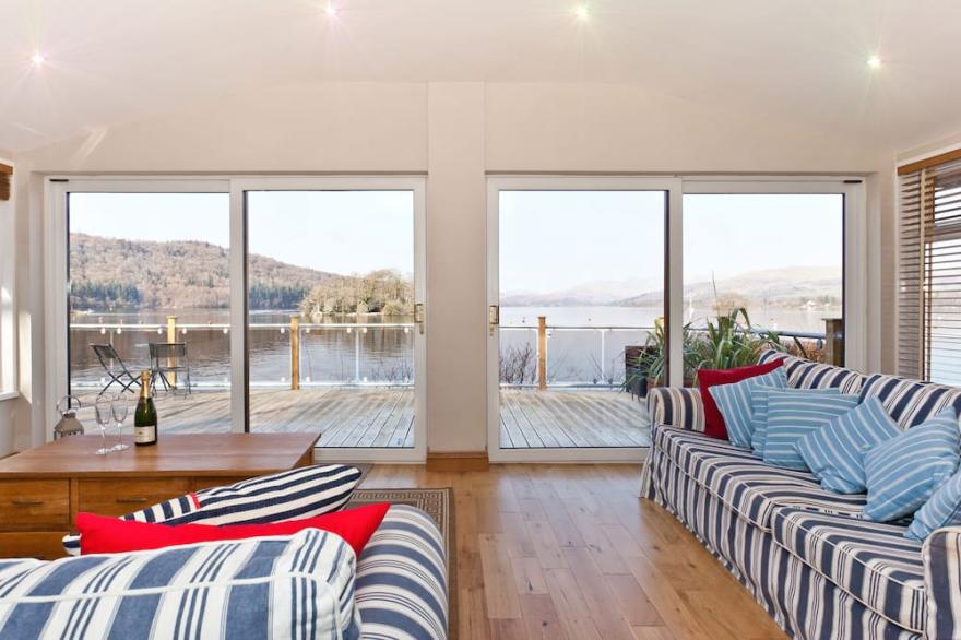 LODGE ON THE LAKE, romantic in Bowness-On-Windermere