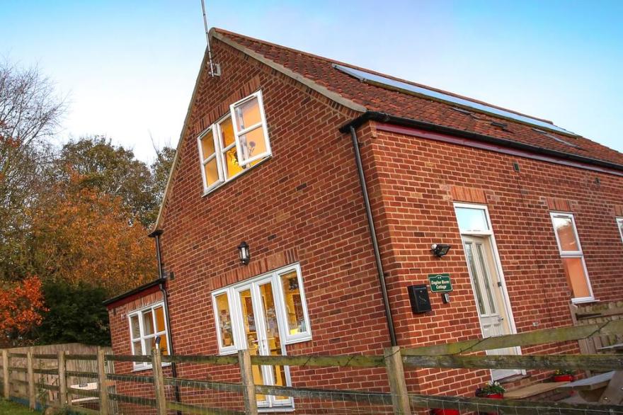 ENGINE ROOM COTTAGE, pet friendly, luxury holiday cottage in Sledmere