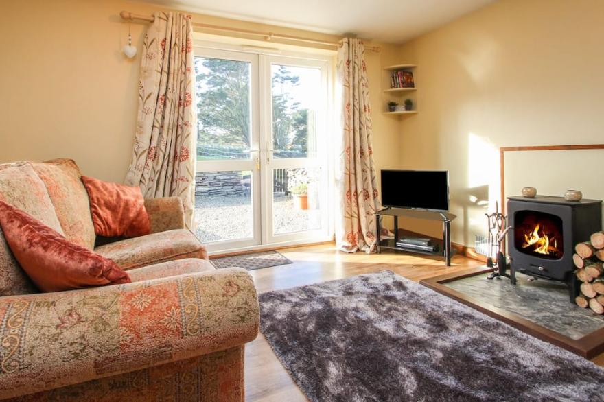 SUNNY CABIN, character holiday cottage, with open fire in Tintagel