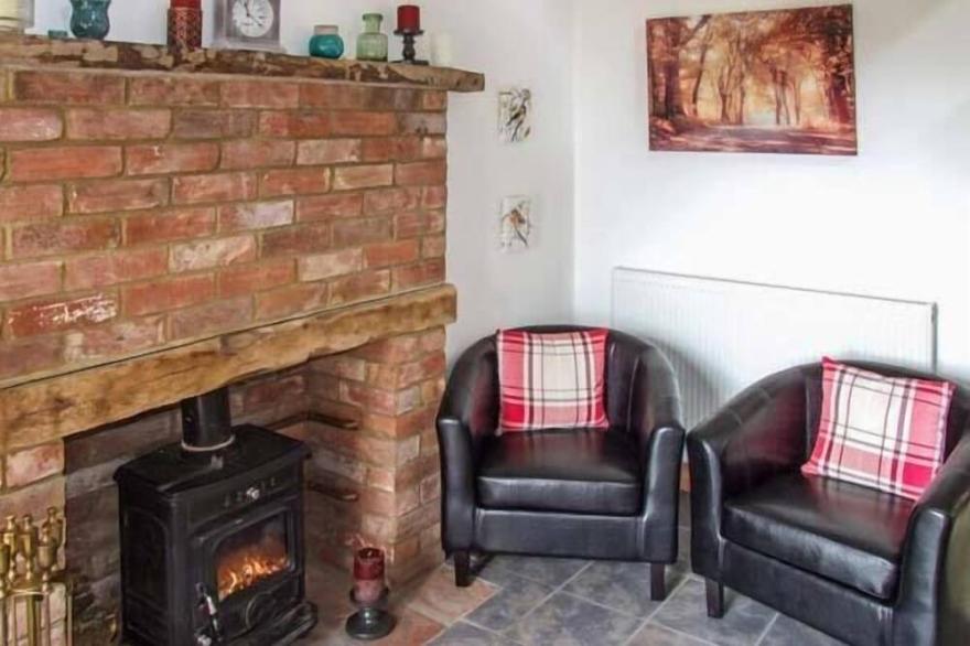 OWL COTTAGE, pet friendly, with hot tub in Napton-On-The-Hill