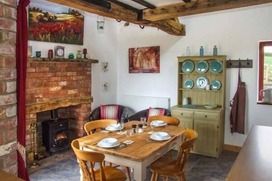 OWL COTTAGE, pet friendly, with hot tub in Napton-On-The-Hill