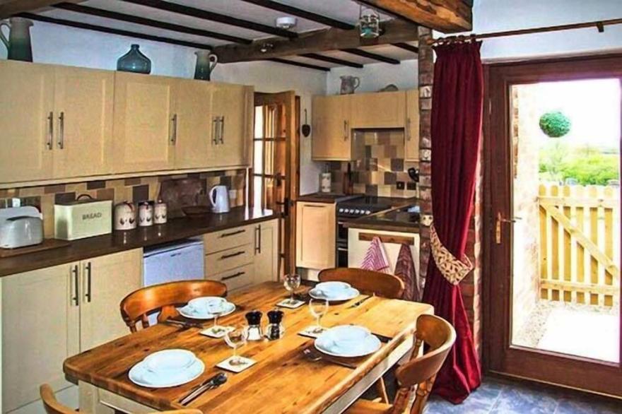 OWL COTTAGE, pet friendly, with hot tub in Napton-On-The-Hill
