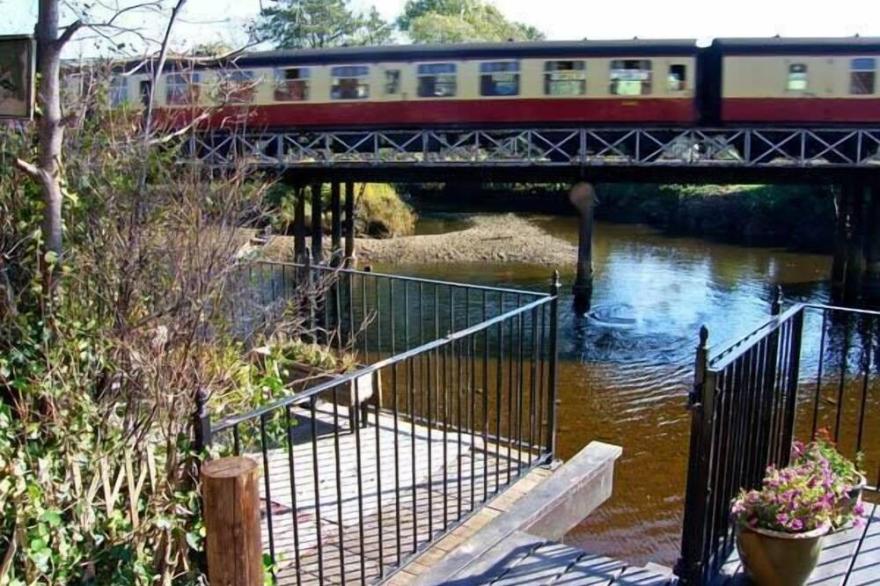 WATER'S EDGE, family friendly, with a garden in Ruswarp