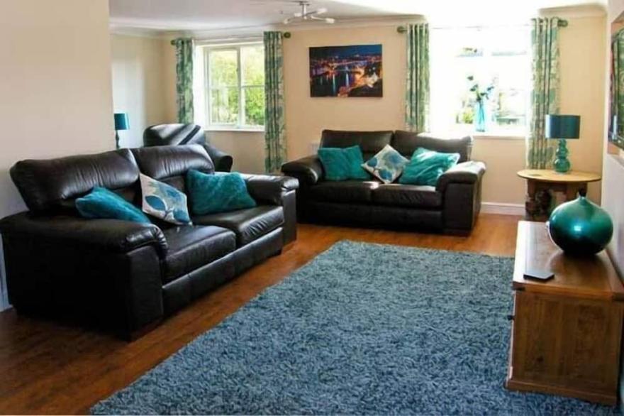 WATER'S EDGE, family friendly, with a garden in Ruswarp