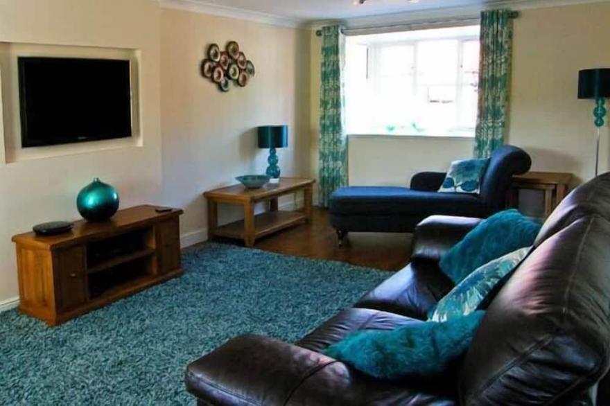 WATER'S EDGE, family friendly, with a garden in Ruswarp