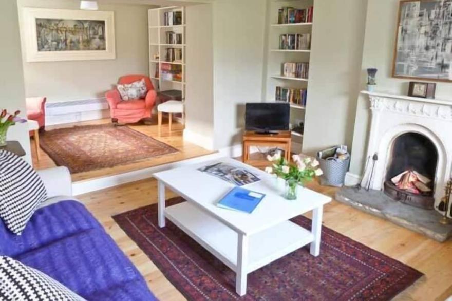 BROOKLEIGH, pet friendly, character holiday cottage in Hutton-Le-Hole