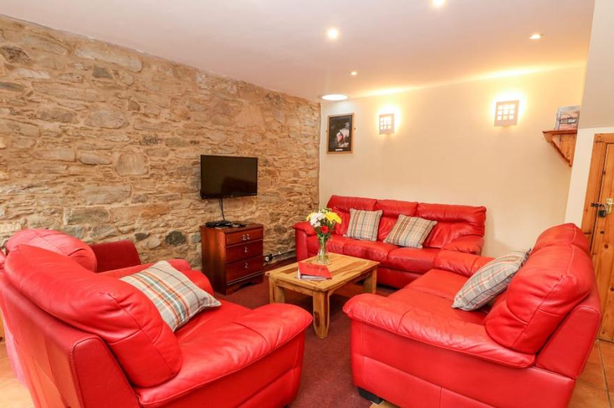BUGABOO COTTAGE, pet friendly, with a garden in Aberfeldy