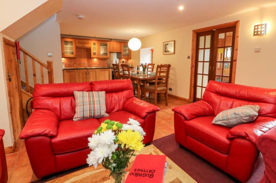 BUGABOO COTTAGE, pet friendly, with a garden in Aberfeldy