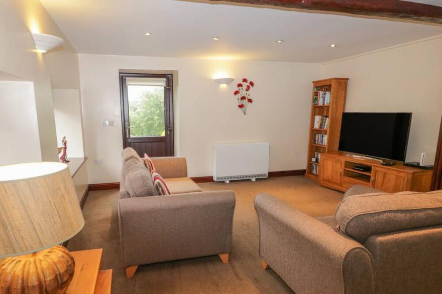 WOODSIDE BARN, family friendly, luxury holiday cottage in Pennington
