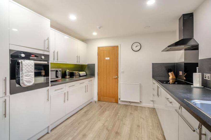 ROWAN - WOODLAND COTTAGES, family friendly in Bowness-On-Windermere
