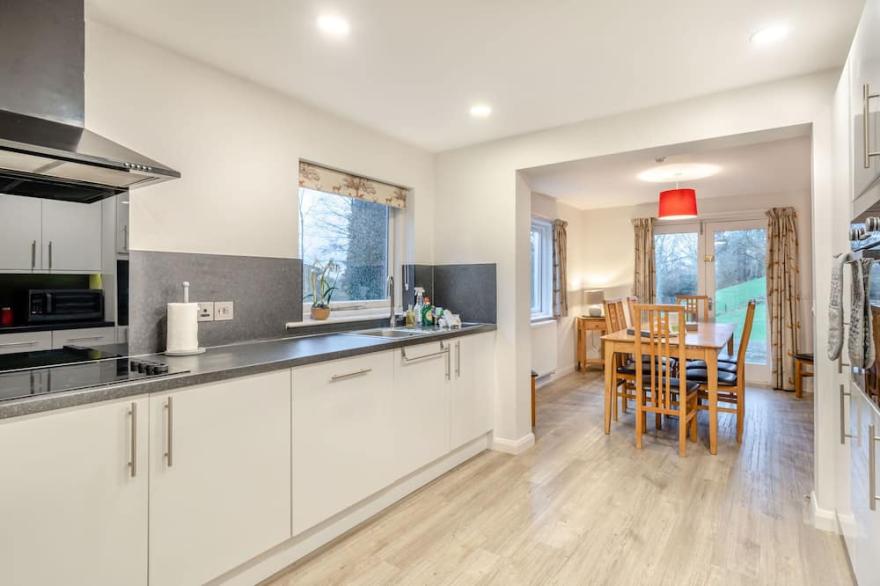 ROWAN - WOODLAND COTTAGES, family friendly in Bowness-On-Windermere