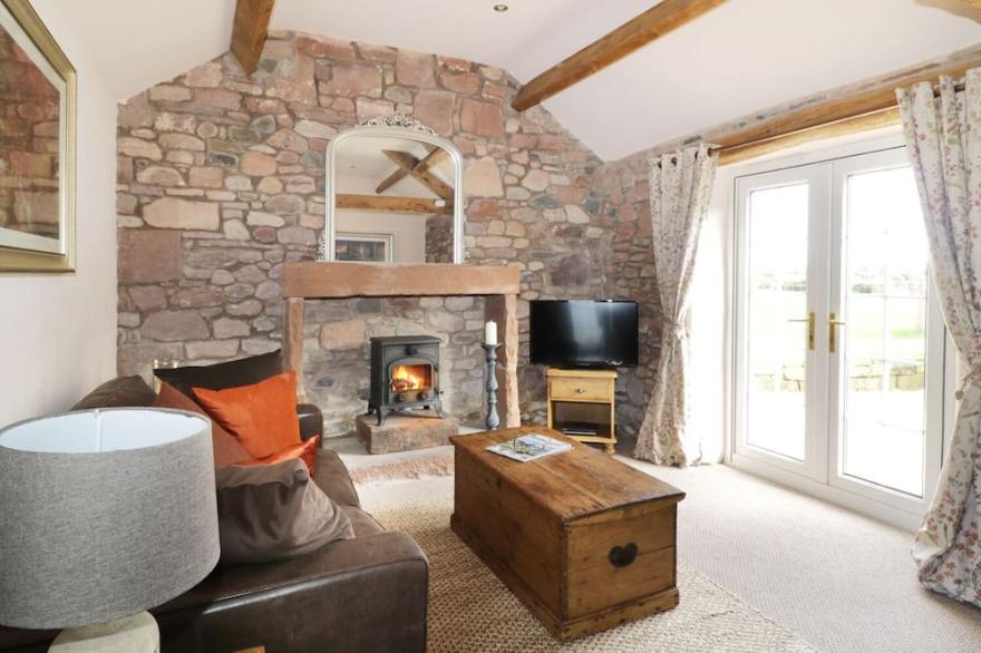 FARAWAY COTTAGE, romantic, character holiday cottage in Kirklinton