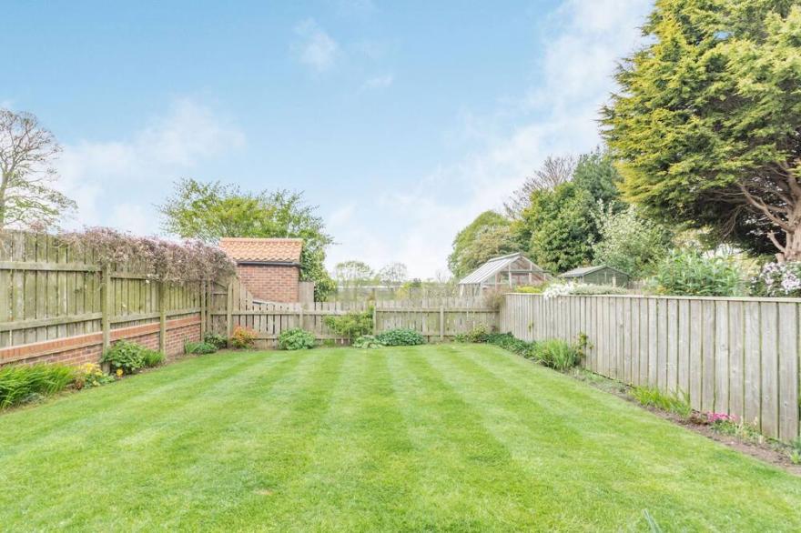 FISHER COTTAGE, pet friendly, character holiday cottage in Hornsea