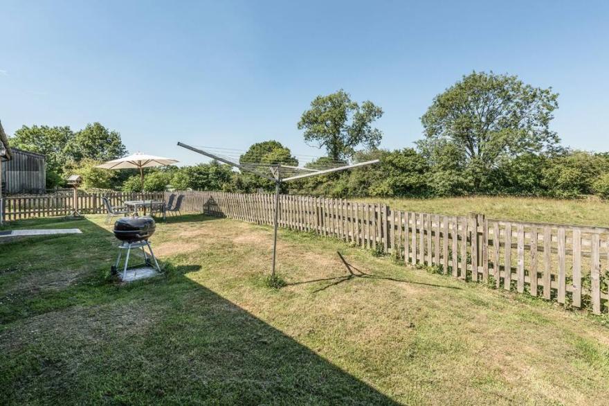 THE BUNGALOW, pet friendly, with a garden in Cleobury Mortimer