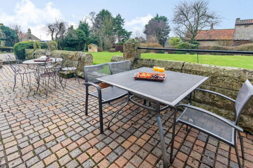 THE LODGE, pet friendly, luxury holiday cottage in Snainton