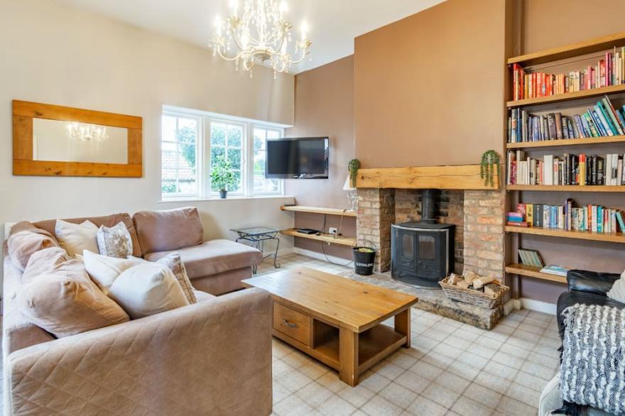THE LODGE, pet friendly, luxury holiday cottage in Snainton