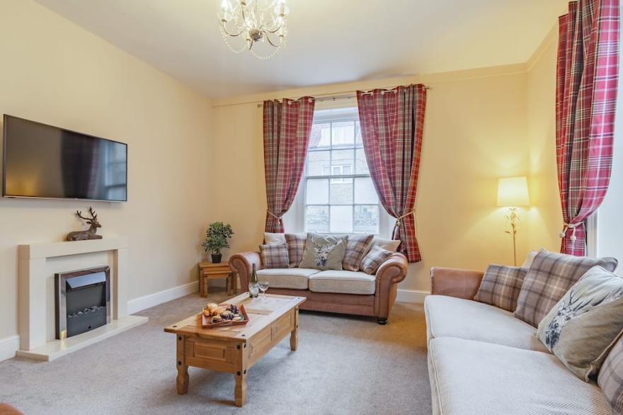 THE LODGE, pet friendly, luxury holiday cottage in Snainton