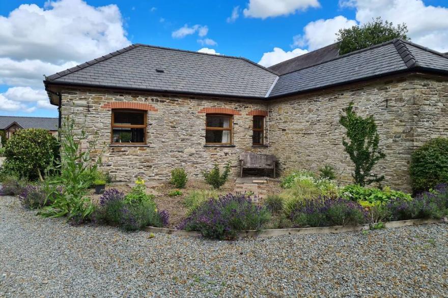 SWALLOW COTTAGE, pet friendly, character holiday cottage in Llanboidy