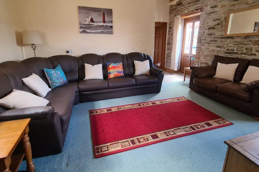 SWALLOW COTTAGE, pet friendly, character holiday cottage in Llanboidy