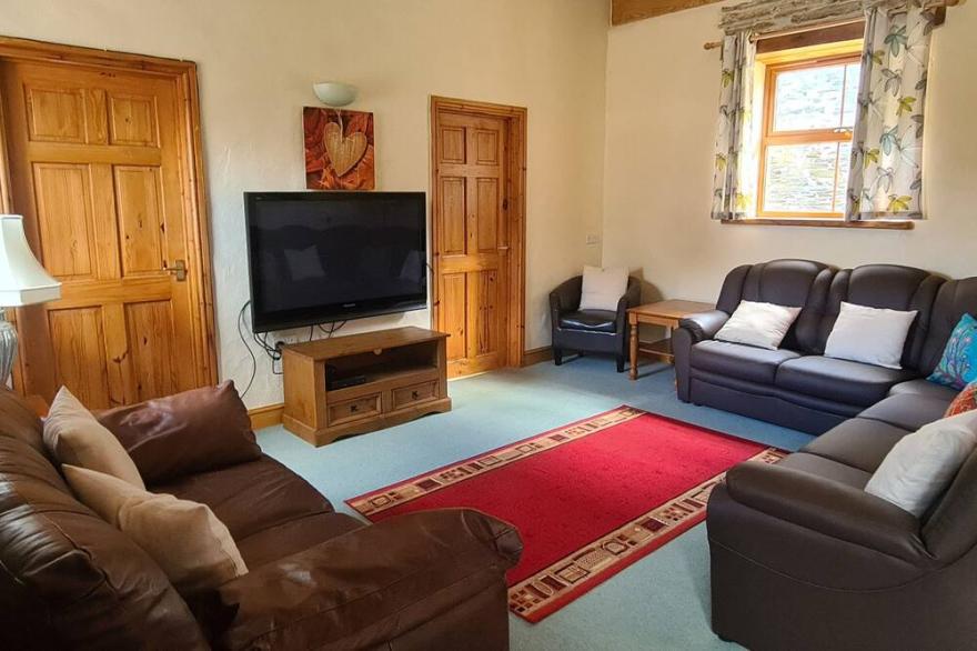 SWALLOW COTTAGE, pet friendly, character holiday cottage in Llanboidy
