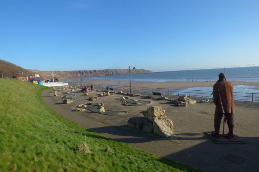 SUNNY BAY, pet friendly, country holiday cottage, with pool in Filey