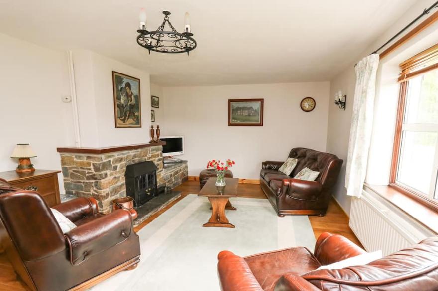HOLLY FARM COTTAGE, family friendly, country holiday cottage in Howey