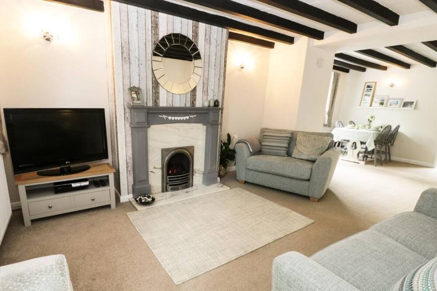 COBBLE COTTAGE, pet friendly, country holiday cottage in Hornsea