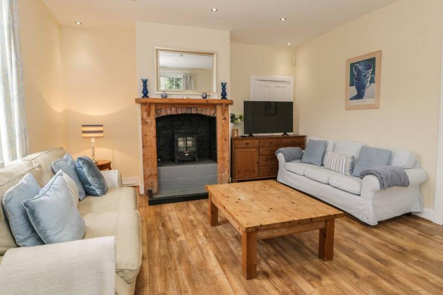 THE MILL HOUSE, pet friendly, character holiday cottage in Carrog