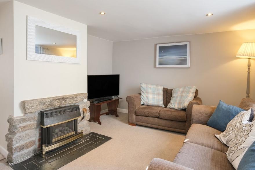 5 BODMIN HILL, pet friendly, character holiday cottage in Lostwithiel