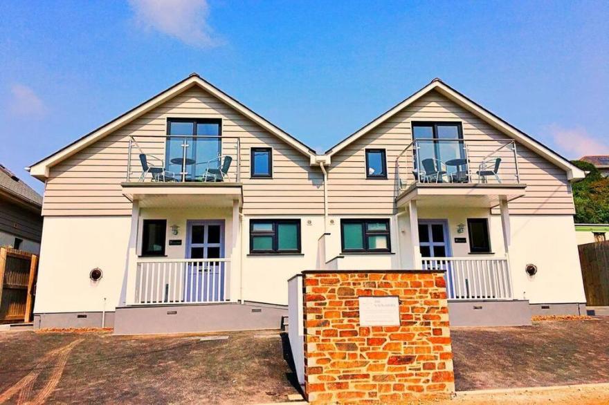 3 The Navigators Sleeps 4 (2 Bedrooms) Only 100 meters from the beach