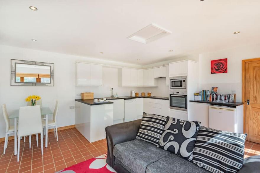 GARDEN COTTAGE, luxury holiday cottage, with open fire in Spilsby