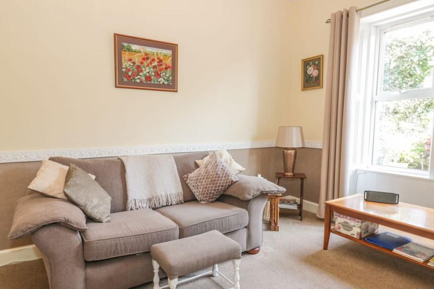 KIRKGATE COTTAGE, pet friendly, with open fire in Chirnside