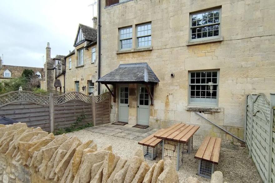 A sudeley castle cottage that sleeps 5 guests  in 3 bedrooms