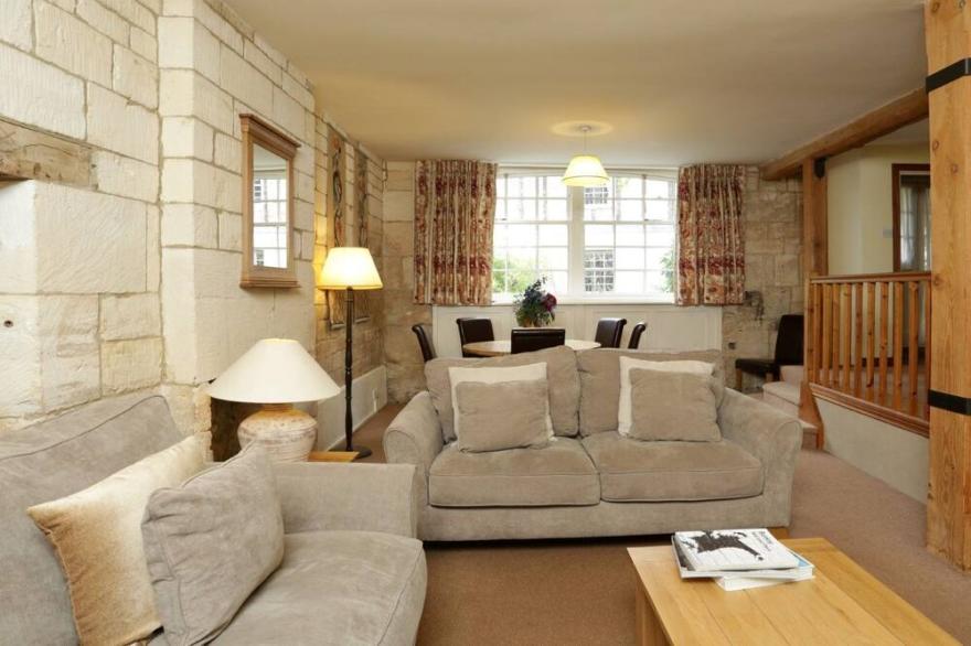A sudeley castle cottage that sleeps 5 guests  in 3 bedrooms