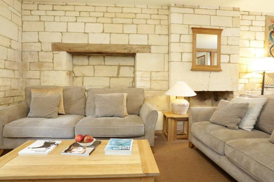A sudeley castle cottage that sleeps 5 guests  in 3 bedrooms