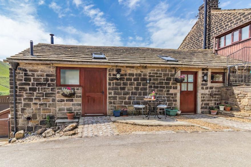 JENNY'S COTTAGE, character holiday cottage, with open fire in Diggle