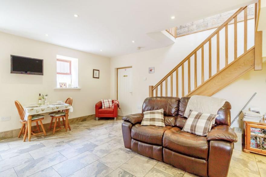 JENNY'S COTTAGE, character holiday cottage, with open fire in Diggle