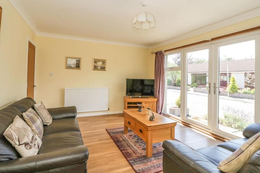 ISLA COTTAGE, pet friendly, with a garden in Blairgowrie