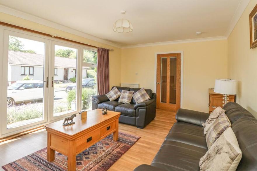 ISLA COTTAGE, pet friendly, with a garden in Blairgowrie