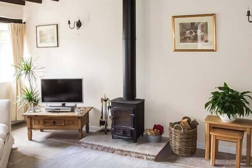 GANAREW COTTAGE, pet friendly in Whitchurch, Herefordshire