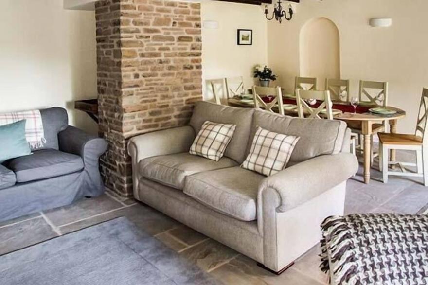 GANAREW COTTAGE, pet friendly in Whitchurch, Herefordshire