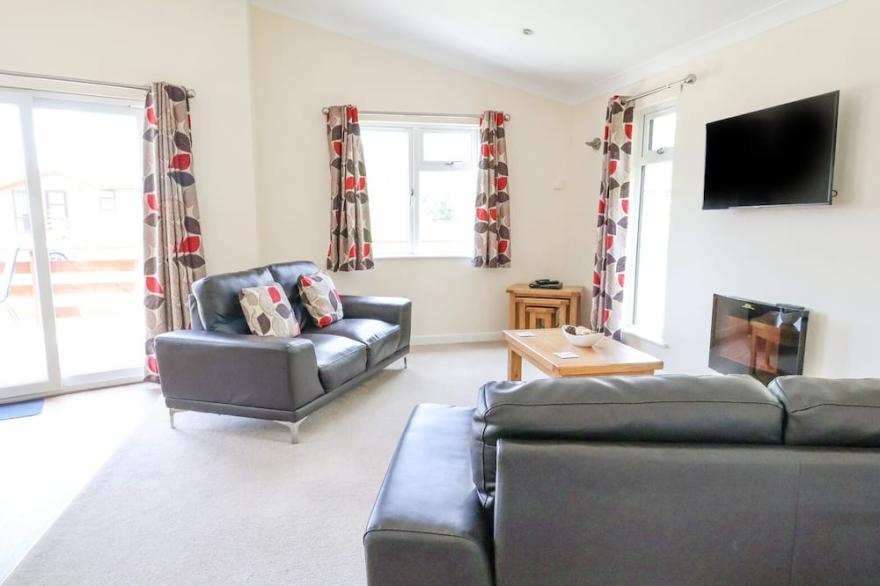 CALLOW LODGE 22, pet friendly, with pool in Beaconsfield Holiday Park