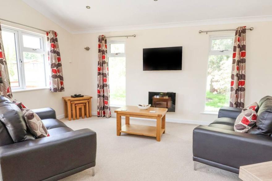 CALLOW LODGE 22, pet friendly, with pool in Beaconsfield Holiday Park
