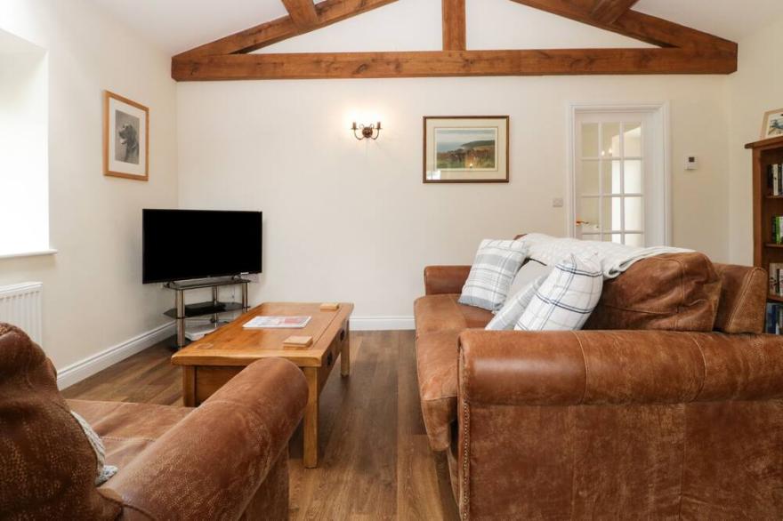 LITTLE FULFORD BARN, pet friendly, with a garden in Kingston St Mary