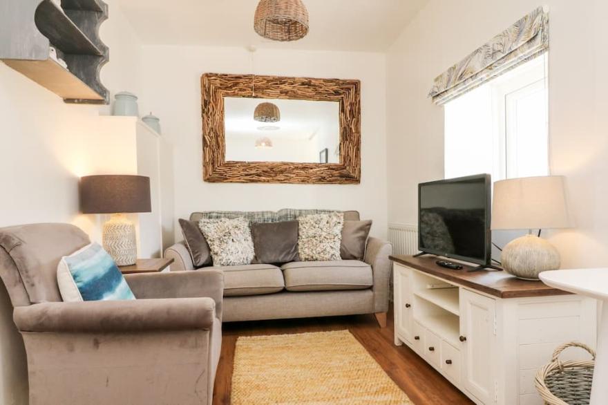 ROBIN COTTAGE, pet friendly, character holiday cottage in Ilfracombe