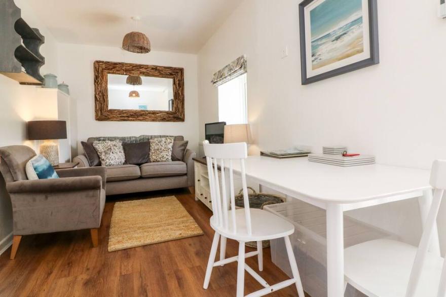 ROBIN COTTAGE, pet friendly, character holiday cottage in Ilfracombe