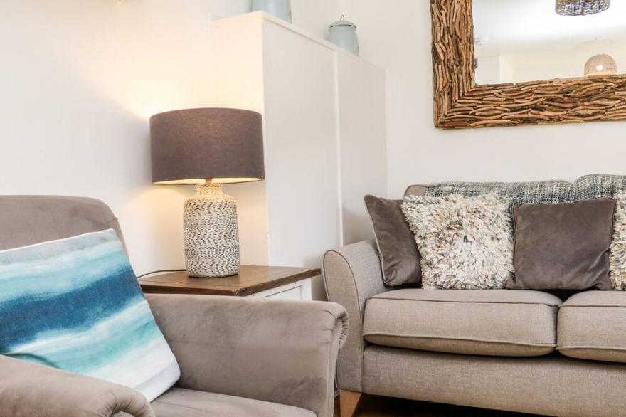 ROBIN COTTAGE, pet friendly, character holiday cottage in Ilfracombe